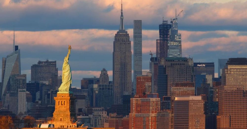 Helicopter crashes in New York City's Hudson River