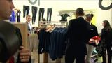 Obama shops at Gap, pitches minimum wage