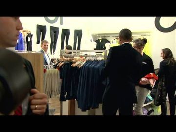 Obama shops at Gap, pitches minimum wage